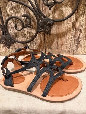 gentle souls Black Strappy Cutout Leather Sandals shoes 6